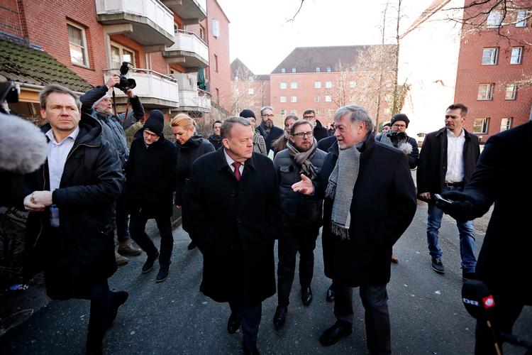 I alt otte ministre med statsminister Lars Løkke Rasmussen (V)  i spidsen mødte op sidste år i Mjølnerparken på Nørrebro i København for at fremlægge regeringens ghettoudspil. Organisationsformand Jan Hyttel (til højre) viste rundt. 
   Foto: Jens Dresling/POLFOTO
