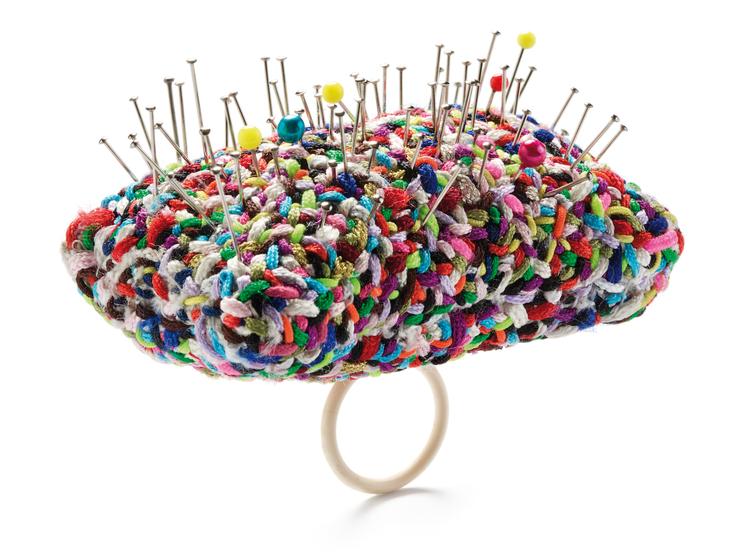 Helen Clara Hemsleys fingerring 'Found on the Floor' er et af de vidunderlige smykker, man kan låne på Koldinghus.  Foto: Iben Kaufmann