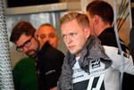 Kevin Magnussen havde ikke så meget at være tilfreds med under fredagens formel 1-træning i Abu Dhabi, hvor det var holdkammeraten Romain Grosjean, der stjal billedet.
   Foto: Giuseppe Cacace/Ritzau Scanpix