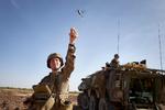 Moderne krigsførelse: En fransk soldat i det afrikanske land Burkina Faso opsender en mini-drone, der kan opdage militante muslimer i en radius på to kilometer. Foto: Michele Cattani, AFP Foto: Michele Cattani/Ritzau Scanpix