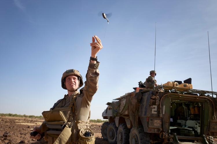 Moderne krigsførelse: En fransk soldat i det afrikanske land Burkina Faso opsender en mini-drone, der kan opdage militante muslimer i en radius på to kilometer. Foto: Michele Cattani, AFP Foto: Michele Cattani/Ritzau Scanpix