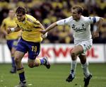 Den største sejr i et københavnsk derby stod Brøndby for, da klubben med Johan Elmander i spidsen vandt 5-0 i maj 2005 over FCK og Bo Svensson. Foto: Jens Dresling/POLFOTO