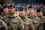 Forsvarsminister Claus Hjort Frederiksen var blandt deltagerne til flaghejsning og parade på kasernen i Tapa i Estland. Danske soldater skal sammen med britiske og franske soldater være udstationeret på øvelsesområdet. Foto: Jens Dresling/POLFOTO