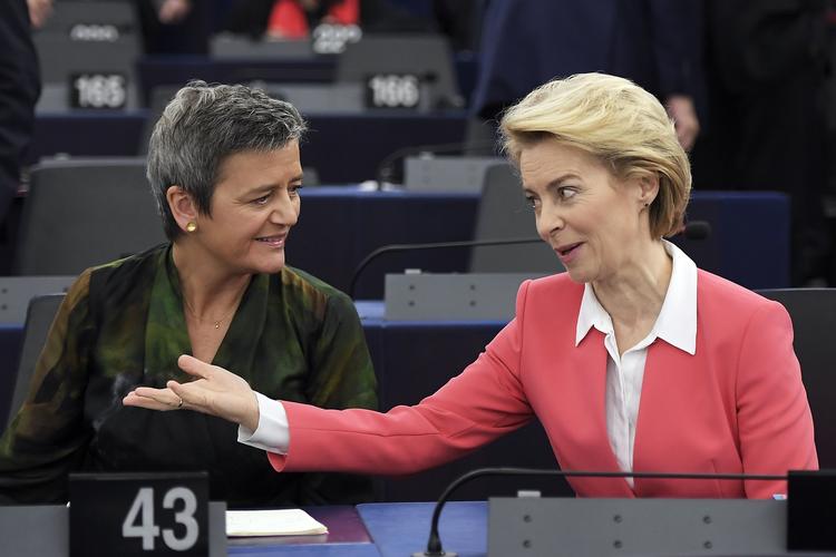 Margrethe Vestager sammen med formanden for EU-Kommissionen, Ursula von der Leyen. Billedet af parret er ikke fra september, men blev taget i onsdags.  Foto: Frederick Florin/Ritzau Scanpix