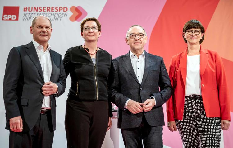De fire kandidater til formandsvalget i SPD: fra venstre Olaf Scholz og Klara Geywitz samt  Norbert Walter-Borjans og Saskia Esken. Foto: Michael Kappeler/Ritzau Scanpix