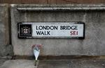 Blomster lagt ved det sted, hvor en mand og en kvinde i går blev dræbt og yderligere to såret på London Bridge. Det skete i forbindelse med det, som de britiske myndigheder betegner som et terrorangreb.  Foto: Simon Dawson/Ritzau Scanpix
