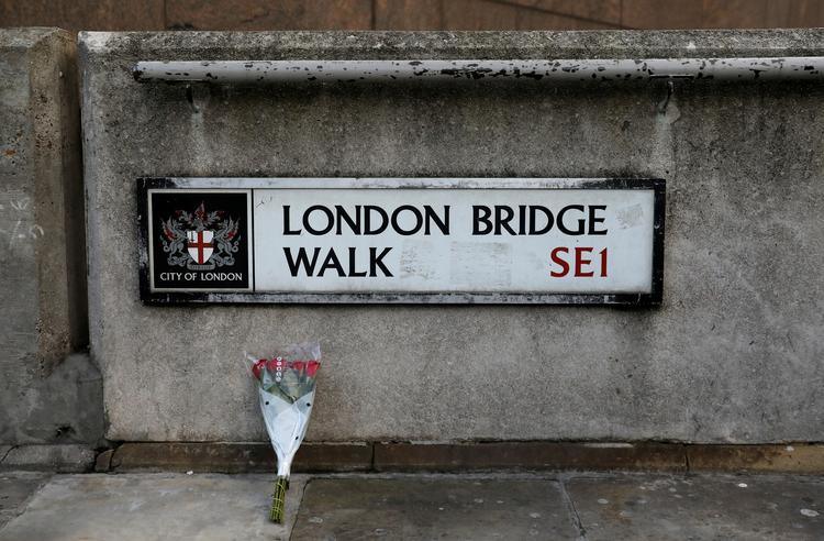 Blomster lagt ved det sted, hvor en mand og en kvinde i går blev dræbt og yderligere to såret på London Bridge. Det skete i forbindelse med det, som de britiske myndigheder betegner som et terrorangreb.  Foto: Simon Dawson/Ritzau Scanpix