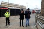 
 Sabah Ahmedi og Mansoor Clarke er  imaner fra Ahmadiyya Muslim Community. De sørger over de to ofre for knivstikkeriet på London Bridge, hvor to personer blev dræbt og to blev såret. 
Foto:REUTERS/Simon Dawson
 Foto: Simon Dawson/Ritzau Scanpix