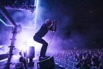 The National kæmper for at blive ved at gøre tingene interessante for sig selv. Noget lignende handler det vel om, når Matt Berninger aften efter aften med hjælp fra en proptrækker skruer sig op til en skikkelse, der lader sig elske uforbeholdent. Foto: Per Lange/Per Lange