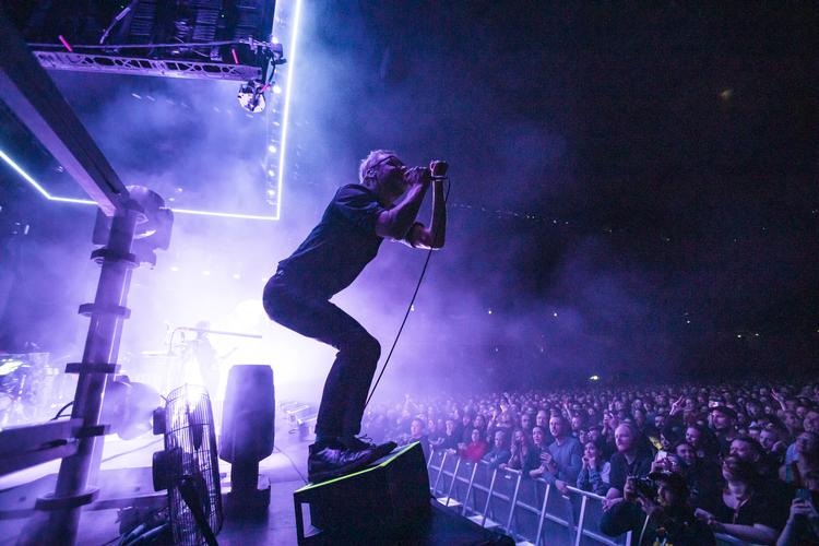 The National kæmper for at blive ved at gøre tingene interessante for sig selv. Noget lignende handler det vel om, når Matt Berninger aften efter aften med hjælp fra en proptrækker skruer sig op til en skikkelse, der lader sig elske uforbeholdent. Foto: Per Lange/Per Lange
