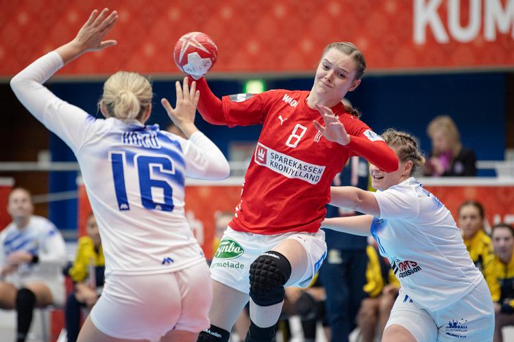 Anne Mette Hansen bryder igennem og scorer et af sine tre mål mod Australien. Foto: Bo Amstrup/Ritzau Scanpix