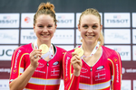 Trine Schmidt (tv) og Julie Leth viser storsmilende  World Cup-guldmedaljerne frem på podiet i Hongkong efter opvisningen i parløbet. 