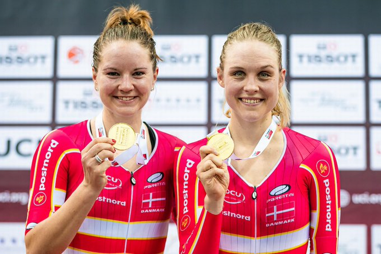Trine Schmidt (tv) og Julie Leth viser storsmilende  World Cup-guldmedaljerne frem på podiet i Hongkong efter opvisningen i parløbet. 