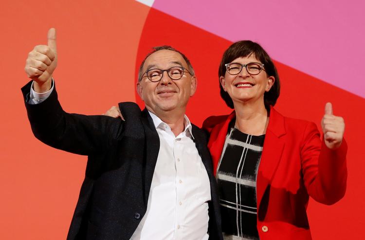 
Norbert Walter-Borjans og Saskia Esken er valgt som de nye formænd for det tyske socialdemokrati, SPD, der sidder i regering med det konservative CDU. Foto: Ralph Orlowski/Ritzau Scanpix
   Foto: Fabrizio Bensch/Ritzau Scanpix