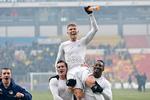 Viktor Fischer blev hyldet af holdkammeraterne  Guillermo Varela og Dame N'Doye samt de frysende tilskuere i Parken.  Foto: Jens Dresling/POLFOTO