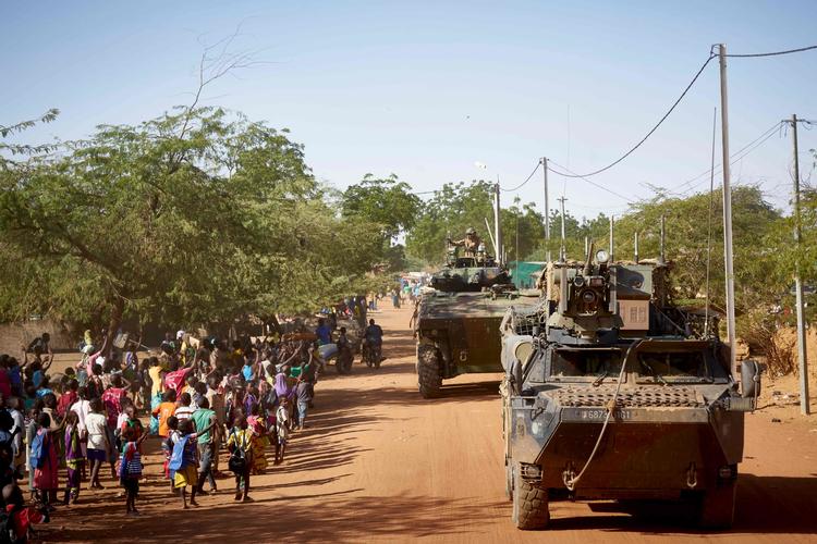 Franske soldater ses her på patrulje i den nordlige del af Burkina Faso, hvor kristne flere gange i år har været udsat for angreb.
 Foto: Michele Cattani/Ritzau Scanpix