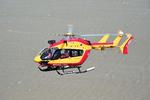 En fransk civil helikopter flyver ved Mont-Saint-Michel i Normandiet under en stor evakueringsøvelse. Søndag aften mistede tre personer livet i en redningshelikopter.   Foto: Damien Meyer/Ritzau Scanpix