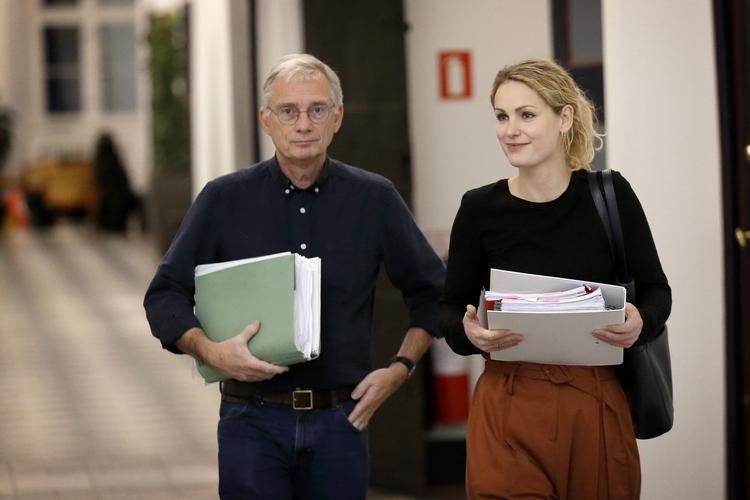 Enhedslistens Jakob Sølvhøj og Pernille Skipper på vej til forhandlingerne om finansloven. 
   Foto: Jens Dresling/POLFOTO