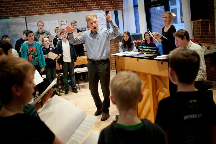 Mads Bille, kunstnerisk leder af Sangens Hus i Herning, ses her med Herning Kirkes drengekor.    Foto: Casper Dalhoff (Arkiv)/POLFOTO