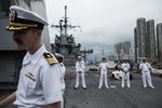 Besætningsmedlemmer fra den amerikanske   USS Blue Ridge under et ophold i Hongkong. Men kineserne reagerer nu på, at USA har vedtagget en lov til støtte for demonstranterne i Hongkong.   Foto: Dale de la Rey/Ritzau Scanpix