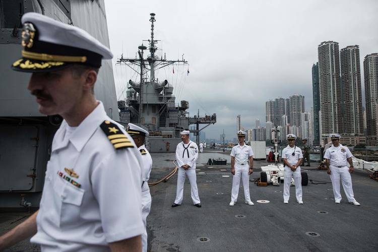 Besætningsmedlemmer fra den amerikanske   USS Blue Ridge under et ophold i Hongkong. Men kineserne reagerer nu på, at USA har vedtagget en lov til støtte for demonstranterne i Hongkong.   Foto: Dale de la Rey/Ritzau Scanpix