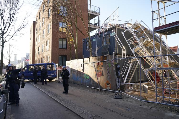 300 stilladsarbejdere er samlet for at markere deres utilfredshed med forholdene på en byggeplads i området ved Lundtoftegade på Nørrebro. Mandag væltede de et stillads i utilfredshed. Foto: Ida Guldbæk Arentsen/Ritzau Scanpix
