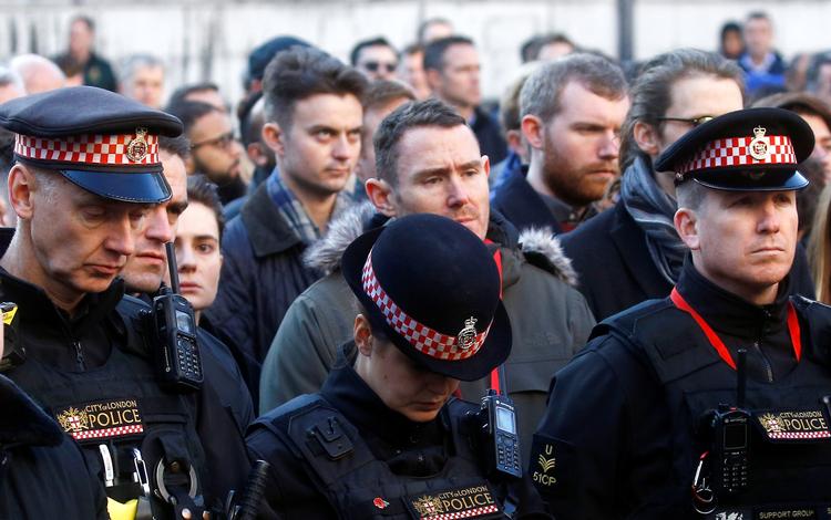 Betjente deltog mandag sammen med politiske ledere og almindelige mennesker i en mindehøjtidelighed for ofrene for terrorangrebet i London. Foto: Henry Nicholls/Ritzau Scanpix