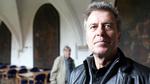 Tv-værten Peter Kær (i forgrunden) og historikeren Torben Svendrup er de to snushaner, der prøver at komme til bunds i den middelalderlige drabssag. 