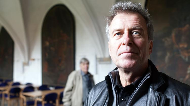 Tv-værten Peter Kær (i forgrunden) og historikeren Torben Svendrup er de to snushaner, der prøver at komme til bunds i den middelalderlige drabssag. 