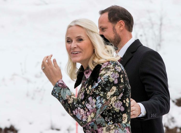 Kronprinsesse Mette-Marit es her med kronprins Haakon i forbindelse med et julearrangement i Holmenkollen sidste år.   Foto: Ntb Scanpix/Ritzau Scanpix