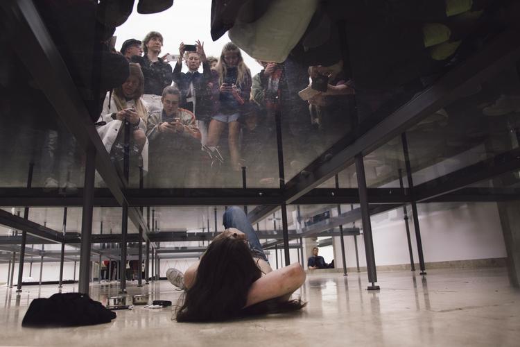 Modeller poserede i alle mulige situationer: Mens de snavede, sad på hug eller scrollede på iPhonen, i Anne Imhofs værk 'Faust'.   Foto: Nadine Fraczkowski