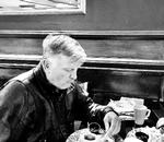 Lastbilchaufføren Iain Scarlett spiser sin aftensmad på den lokale pub i Dover, hvor tusindvis af hans kolleger dagligt ankommer med fragt til og fra Europa.   Foto: Sven Helms Skov