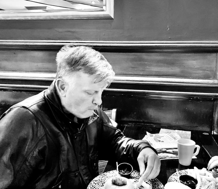 Lastbilchaufføren Iain Scarlett spiser sin aftensmad på den lokale pub i Dover, hvor tusindvis af hans kolleger dagligt ankommer med fragt til og fra Europa.   Foto: Sven Helms Skov