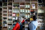  »Vin er et forbrugsgode, der er nice to have, og derfor skal vi selvfølgelig drikke vin, der sætter så lille et CO2-aftryk som muligt«, mener Mette Bugge fra COBRAcph. Foto: Jens Dresling/POLFOTO