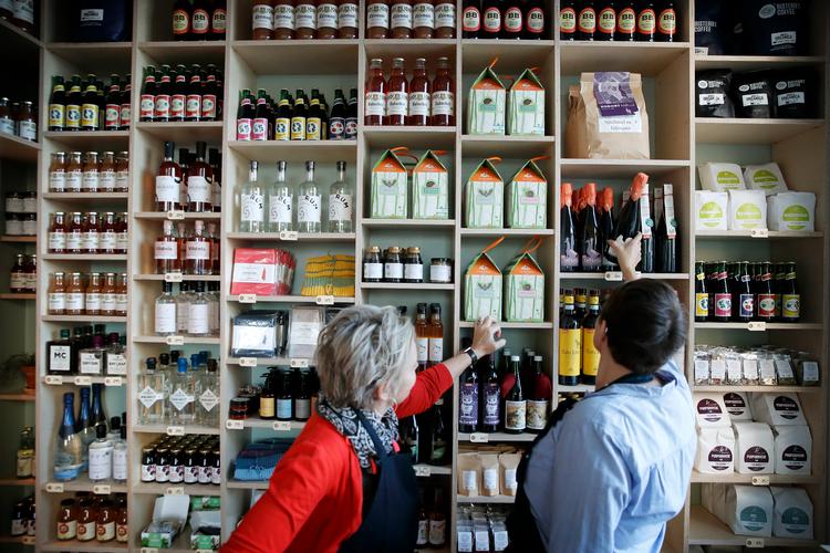  »Vin er et forbrugsgode, der er nice to have, og derfor skal vi selvfølgelig drikke vin, der sætter så lille et CO2-aftryk som muligt«, mener Mette Bugge fra COBRAcph. Foto: Jens Dresling/POLFOTO