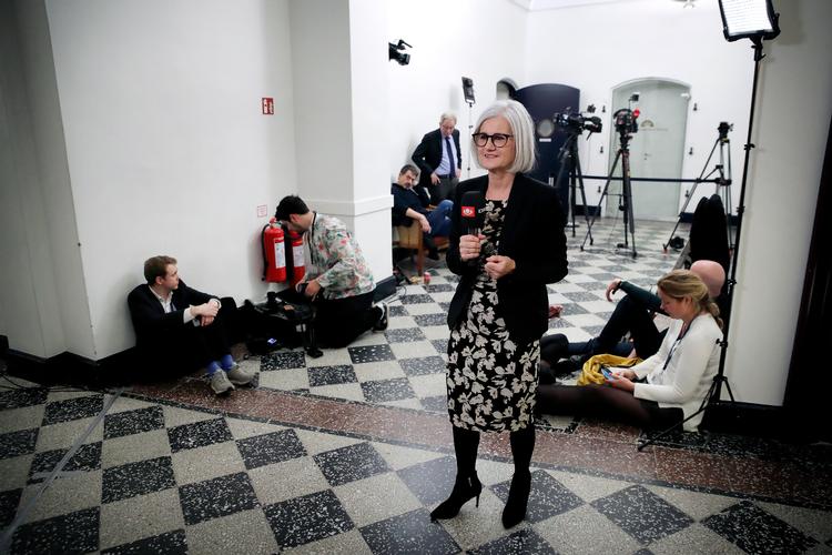 Det blev en lang dag på stengangen i Finansministeriet for de politiske journalister, for en aftale om finansloven lod vente på sig. Her ses DR’s Christine Cordsen. Foto: Jens Dresling
   Foto: Jens Dresling/POLFOTO