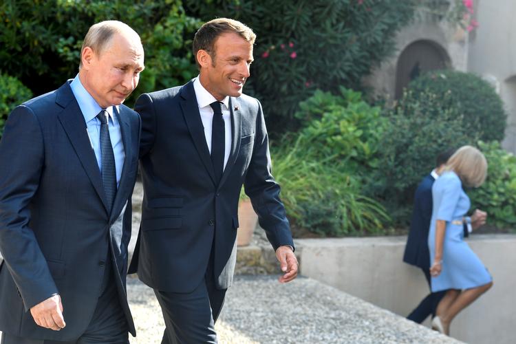 Den franske præsident, Emmanuel Macron, tager imod den russiske præsident, Vladimir Putin, i sin embedsbolig Fort de Brégançon, der er placeret i en ø i Middelhavet. Dette billede indgår ikke i de nye Putin-kalendere. Foto: Pool New/Ritzau Scanpix