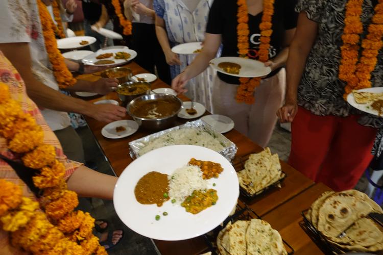 Kitchen With a Cause i Delhi er udover restaurant også et socialt projekt, hvor tidligere gadebørn kan få job og oplæring, når de er fyldt 18 år. Børn, der er vokset op på gaden, ofte uden skolegang, har generelt dårlig adgang til arbejdsmarkedet i Indien. Derfor kan sociale virksomheder hjælpe dem i gang.  Foto: Laura Byager Rabøl