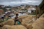 Sydøst for Cox's Bazar i Bangladesh er et bakket landskab med leret jord omdannet til verdens største flygtningelejr, med cirka en million flygtninge. Over halvdelen af beboerne er børn.  