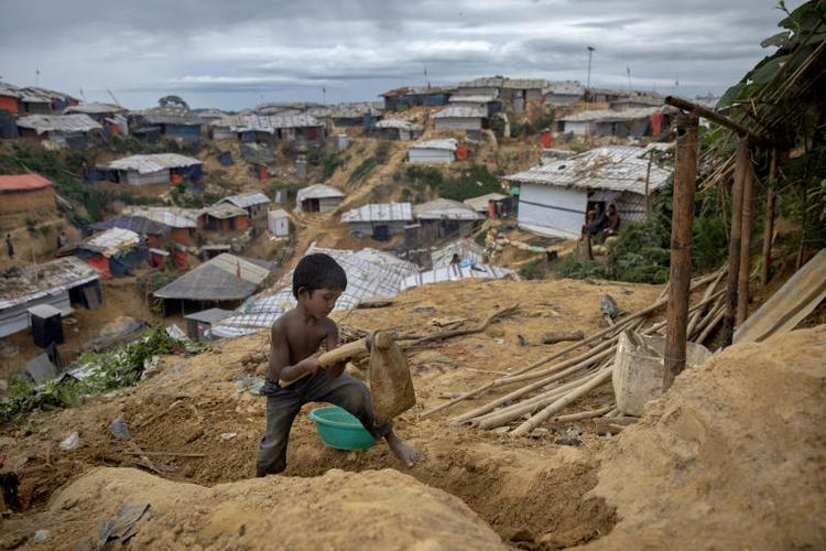Sydøst for Cox's Bazar i Bangladesh er et bakket landskab med leret jord omdannet til verdens største flygtningelejr, med cirka en million flygtninge. Over halvdelen af beboerne er børn.  