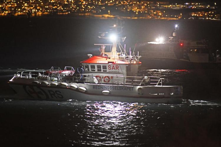 Der blev ledt med redningsfartøjer som denne ved Tromsø, efter fire personer blev fundet livløse.  