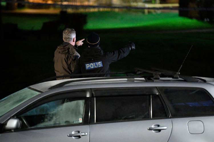 Politiet var til stede i det sydlige Malmø, efter en 25-årig mand natten til tirsdag blev skudt og efterfølgende afgik ved døden.   Foto: 50090 Johan Nilsson/tt/Ritzau Scanpix
