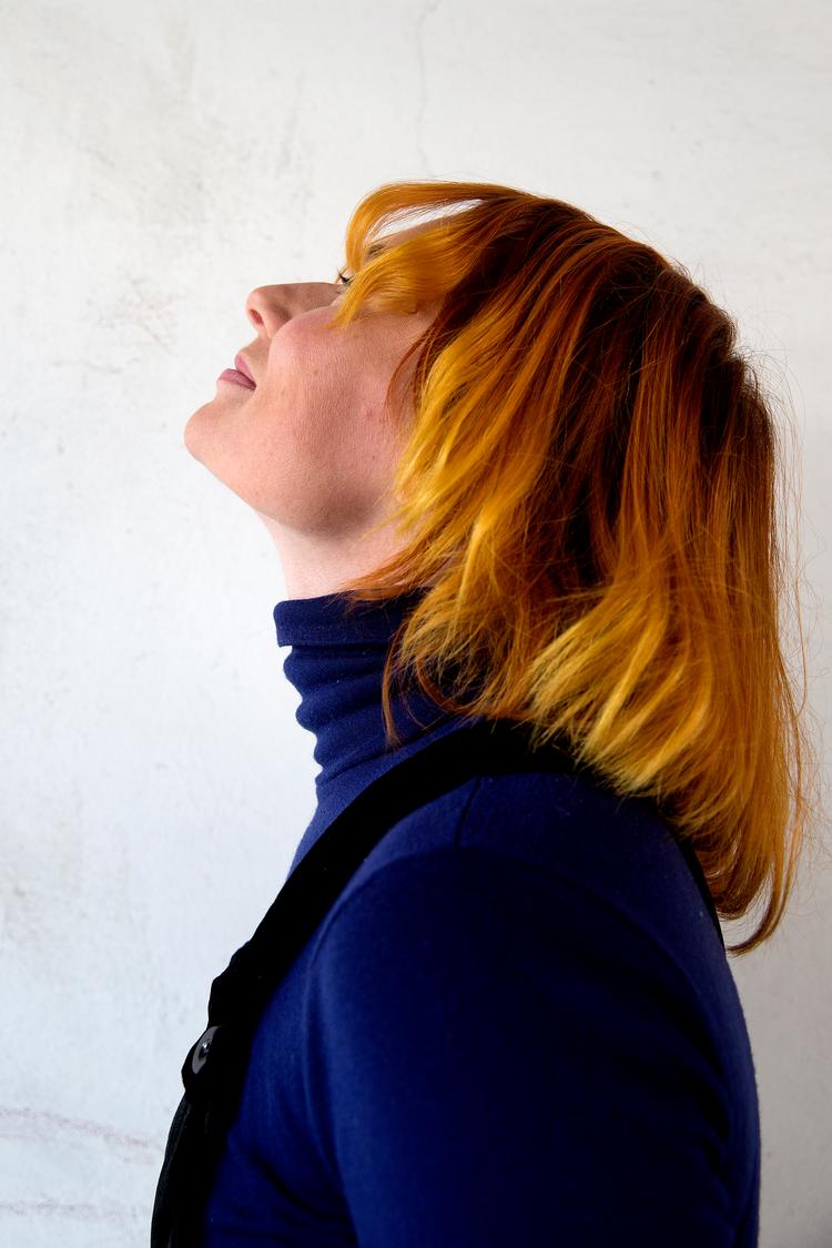 Annika Aakjær på 37 er sangskriver og musiker. Hun
debuterede med albummet ’Lille filantrop’ i 2008 og har blandt andet spillet med i DR-julekalenderen ’Julestjerner’.
   Foto: Finn Frandsen/POLFOTO