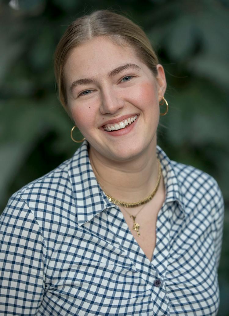 Frederikke Legaard er født i 1995 og studererer kunst på Gerrit Rietveld Academie i Amsterdam med udveksling til Pratt Institute i New York 