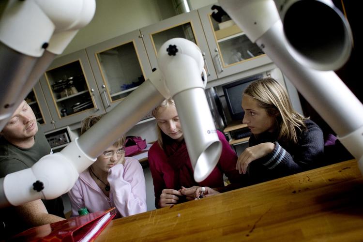Skoleelever klarer sig dårligere i naturfag end i 2015, mens læsning og matematik er på niveau med tidligere.. Det viser Pisa-undersøgelsen, der offentliggøres hvert tredje år.  Foto: Peter Hove Olesen/POLFOTO