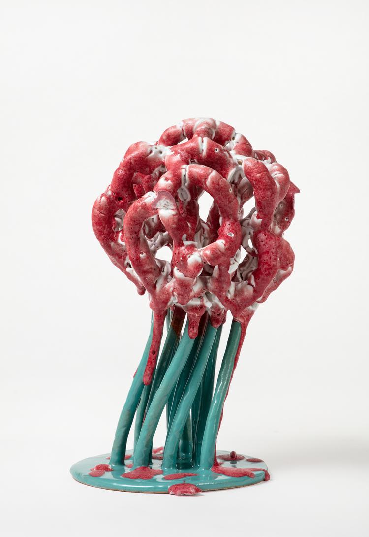 Bente Skjøttgaard er en af de danske keramikere, der udfordrer keramikken allermest. Hendes værker løfter sig mod himlen og er efterspurgte herhjemme og i udlandet, hvor keramik er blevet tidens hotteste materiale.   Foto: Ole Akhøj