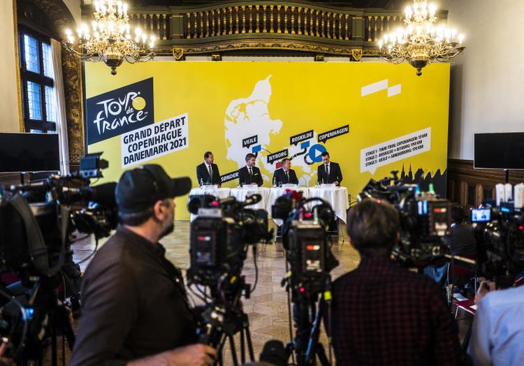 Daværende statsminister Lars Løkke Rasmussen, overborgmester i København, Frank Jensen (S) og tidligere erhvervsminister Rasmus Jarlov (K) og direktør for Tour de France, Christian Prudhomme præsenterede planerne for at få Tour de France til Danmark i februar i år. 