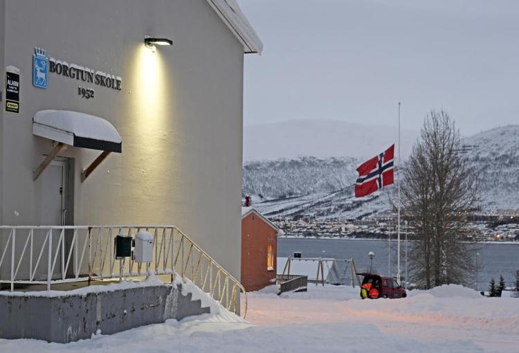 Den ene af de omkomne var elev på Borgtun skole i Tromsø, hvor der tirsdag flages på halvt.  