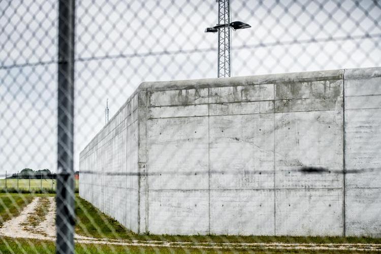 De danske fængsler bugner med indsatte, men justitsministeren vil sende flere voldsdømte i fængsel.  
