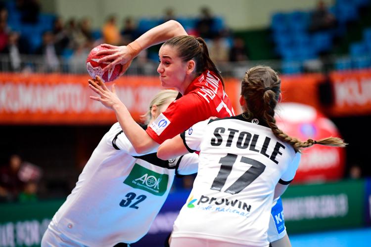  Mie Højlund i klemme i det tyske forsvar. Det kom de danske spillere ofte. Foto: Bo Amstrup/Ritzau Scanpix